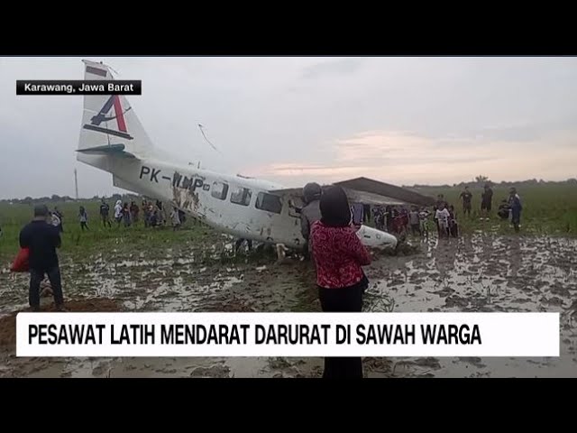 Youtube Thumnail image of : Pesawat Latih Mendarat Darurat di Sawah Warga