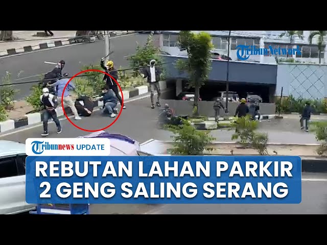 Youtube Thumnail image of : Motif Bentrokan Antar Kelompok Bersajam di Depan PS Mall Palembang, Diduga Rebutan Lahan Parkir